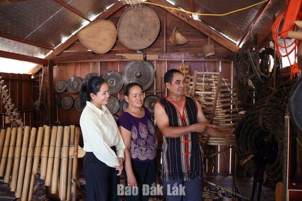 Làm du lịch bằng cái tình của buôn làng