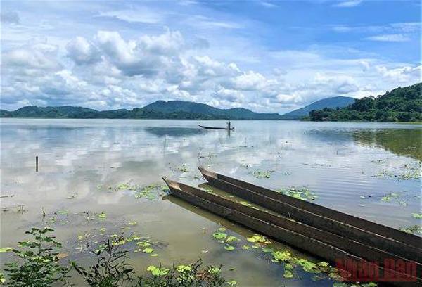 Thơ mộng hồ Lắk giữa đại ngàn Tây Nguyên