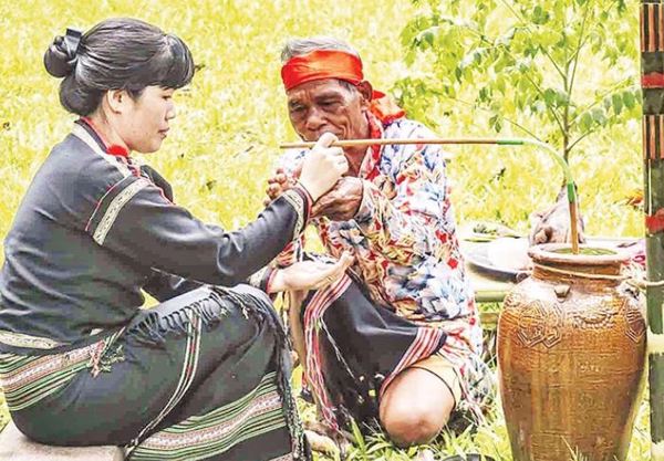 Ý nghĩa của vòng đồng trong nghi lễ của người Ê Đê